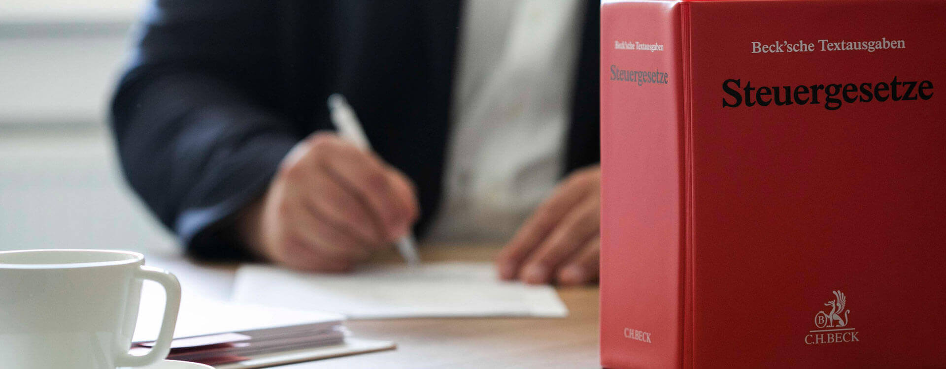 Steuergesetzbuch auf einem Tisch - Steuerberater Christian Lübbers